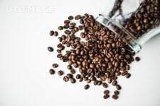 유토이미지 | top view of scattered coffee beans from glass bottle isolated on white