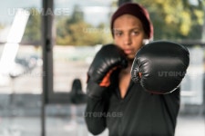 유토이미지 | selective focus of african american male boxer in boxing gloves exercising at gym
