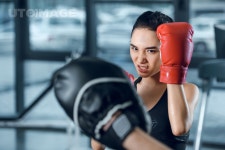 유토이미지 | female boxer exercising with trainer at gym