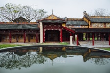 유토이미지 | traditional oriental architecture with reflection in calm pond, Hue, Vietnam