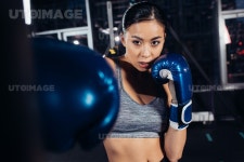 유토이미지 | close up view of asian girl in boxing gloves training at gym