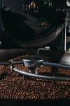 펀치드렁크 로스터리(Punchdrunk roastery) | Roasting and mixing process in traditional coffee roaster cylinder | 유토이미지 | 상세페이지 | 베이직샵 | 사진 | 21318429