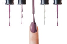 유토이미지 | purple nail polish on fingernail with wet brush isolated on white