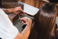 유토이미지 | barber cutting hair of woman on blurred foreground