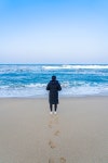 바다 가까이 걸어가는 사람 | 유토이미지 | 상세페이지 | 베이직샵 | 21050772