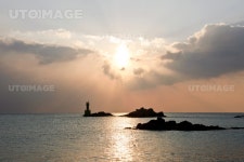 유토이미지 | 햇살이 내리는 바위섬