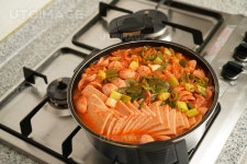 유토이미지 | 부대찌개,국물,찌개,한식,음식,식사,먹거리,요리,끼니,집밥,햄,소세지,파,