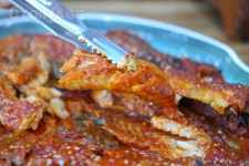 유토이미지 | 양념 된 코다리 찜을 집게를 이용해 들고 있다