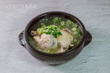 유토이미지 | 뚝배기에 담긴 한국 음식 삼계탕 요리