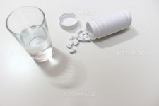 유토이미지 | 일상생활에서 꼭 필요한 진통제 혹은 비타민