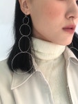 [Momentel jewelry모멘텔쥬얼리]실 선 귀걸이 [W CONCEPT]