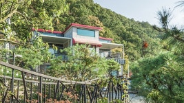 양자산을 마주하고 마당에 계곡이 있는 정원이 예쁜 | 용담리 70번지, 서울·경인 - 여기어때 특가