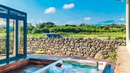 제주의 전통 초가를 현대적으로 재 해석한 초가하우스 | 제주 디귿, 제주 (제주시·함덕) - 여기어때 특가 제주의 전통 초가를  현대적으로 재... 