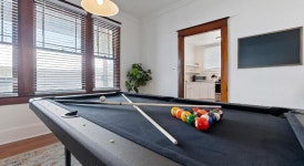 Old Mission Manor - Chic 2br 1ba Apartment - Sleeps 6 - Pool Table - 15 Min Walk to Downtown, 세인트 어거스틴, 미국 - 여기어때... 