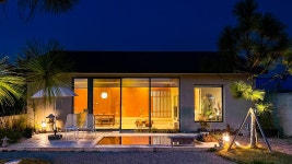 감나무로 둘러싸인 아늑함을 내포한 신비한 공간 | 청도 위요감, 경상 - 여기어때 특가