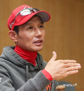 염경엽 감독 '분위기를 바꿔야죠'[포토] 염경엽 감독 '분위기를 바꿔야죠'[포토]