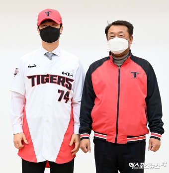 기념촬영하는 KIA 김종국 감독과 최준영 대표이사[포토]