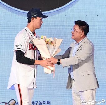 북일고 최준호 '꽃다발 품에 안고'[포토]