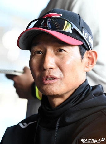 염경엽 감독 '취재진 질문에 답하며'[포토] 염경엽 감독 '취재진 질문에 답하며'[포토]