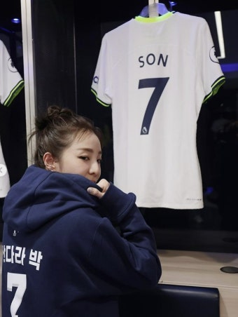 2NE1, 토트넘 VS 뉴캐슬 경기 하프타임 쇼로 선수 손흥민 응원 포옹
