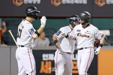 홈런 2방+철벽 불펜 한화 뒤집기쇼, KT 꺾고 1371일 만의 6연승 질주! [대전:스코어] '홈런 2방+철벽 불펜' 한화 뒤집기쇼, KT... 
