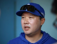 야수들 잦은 실책에 박진만 감독도 한숨 