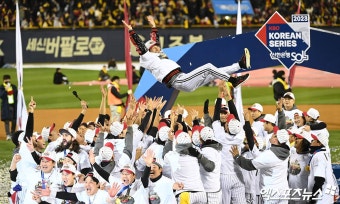 염경엽 감독 '날아올라'[포토] 염경엽 감독 '날아올라'[포토]