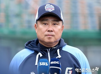 경기 종료 후 인터뷰 하는 김태형 감독[포토]