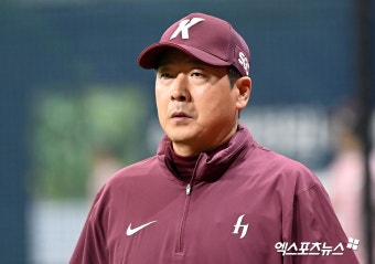 훈련 지켜보는 키움 홍원기 감독[포토]
