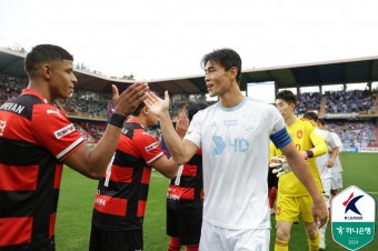 주민규 터졌다! '106일 골가뭄' 끝…울산, 포항 원정 2-0 완승→1일 강원전 이기면 'K리그1 3연패' [현장 리뷰]