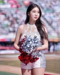 E컵 치어리더 김현영, 유니폼 버거운 볼륨감…팬들 환호 'E컵 치어리더' 김현영, 유니폼 버거운 볼륨감…팬들 환호