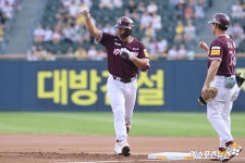 1위 LG KBO 대기록, 꼴찌 키움이 멈춰 세웠다…오지환 실책+장현식 폭투 속 5-6 석패→12연속 위닝시리즈 끝 [잠실:스코어] '1위 LG... 
