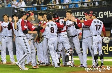 연속 PS 진출 확정…KS 직행까지 매직넘버 12 1위 LG 트윈스, '7시즌 연속' PS 진출 확정…KS 직행까지 매직넘버 '12'