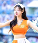 한 뼘 의상 치어리더 우수한, 비현실 몸매로 야구장 시선강탈 &#039;한 뼘 의상&#039; 치어리더 우수한, 비현실 몸매로 야구장 시선강탈