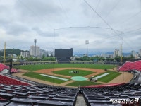 LG-KIA 5차전 개시 준비 [광주 현장] '광주 비 그쳤다!' 챔피언스필드 그라운드 정비 진행 중...LG-KIA 5차전 개시 준비 [광주 현장]