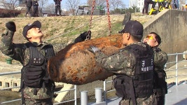 [사회]한강철교 450kg 불발탄 수거...열차 제한 운행 | YTN 한강철교 450kg 불발탄 수거...열차 제한 운행