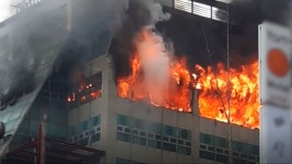 [제보영상][영상] 밥먹다가 뛰어나와 김해 사우나 건물 화재 상황 | YTN [영상] 밥먹다가 뛰어나와 김해 사우나 건물 화재 상황