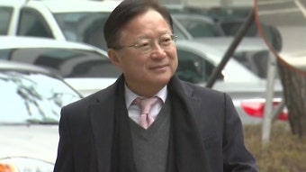 [사회]송희영 前 주필 '배임수재' 혐의 검찰 출석 송희영 前 주필 '배임수재' 혐의 검찰 출석
