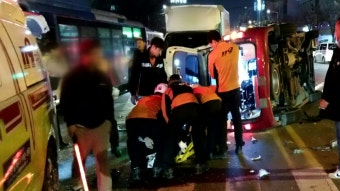 [사회]환자 이송 구급차와 승용차 충돌...4명 부상 | YTN 환자 이송 구급차와 승용차 충돌...4명 부상