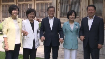 [정치]文 대통령·여야 대표 첫 오찬...홍준표 불참 文 대통령·여야 대표 첫 오찬...홍준표 불참