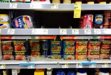 [SNS세상]통조림 스팸 때문에 자물쇠 채우는 하와이 마트 | YTN 통조림 스팸 때문에 자물쇠 채우는 하와이 마트 