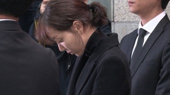 [방송][Y현장] 이유영, 고개 떨군 채.. 故 김주혁과 눈물의 이별 | YTN [Y현장] 이유영, 고개 떨군 채.. 故 김주혁과 눈물의 이별