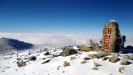 [사회]설악산 대청봉에 눈...뒤늦은 마지막 겨울 인사 | YTN 설악산 대청봉에 눈...뒤늦은 마지막 겨울 인사