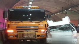 [사회]경기 광주 백마 터널서 화물차·청소차 부딪쳐...1명 부상 | YTN 경기 광주 백마 터널서 화물차·청소차 부딪쳐...1명 부상