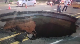 [전국]울산 방어진순환도로 땅 꺼짐...교통 통제 | YTN 울산 방어진순환도로 땅 꺼짐...교통 통제