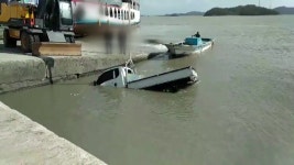 [전국]전남 신안 선착장에서 1톤 화물차 바다에 추락 | YTN 전남 신안 선착장에서 1톤 화물차 바다에 추락