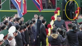 [국제]동당역 도착한 김정은 뒤에서 급하게 달려나오는 북측 인사...누구? | YTN 동당역 도착한 김정은 뒤에서 급하게 달려나오는 북측 인사...누구?