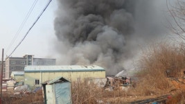 [전국]양주 섬유공장 화재...외국인 기숙 시설 불타 | YTN 양주 섬유공장 화재...외국인 기숙 시설 불타