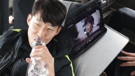 [스포츠]경기 위해 이동하는 축구 대표팀 영상 공개...이청용은 스카이캐슬 시청 중 | YTN 경기 위해 이동하는 축구 대표팀 영상 공개...... 