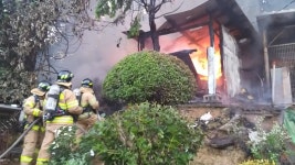 [전국]부산 진구 초읍동 축사 화재...인명피해 없어 | YTN 부산 진구 초읍동 축사 화재...인명피해 없어